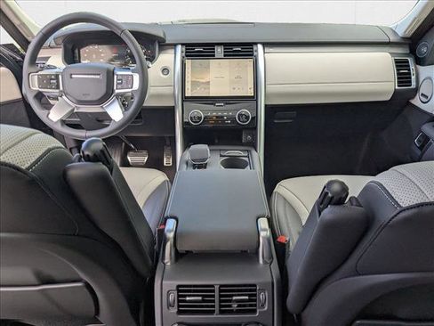 New 2025 Land Rover Discovery Dynamic SE image 14