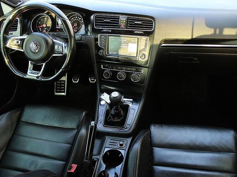 Used 2017 Volkswagen GTI SE FWD image 15