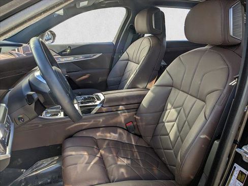 Certified 2024 BMW i7 xDrive60 w/ Executive Package image 17