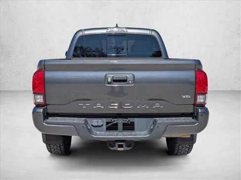 Used 2018 Toyota Tacoma TRD Sport image 4