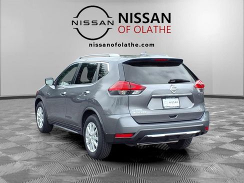 Used 2017 Nissan Rogue SV FWD image 3