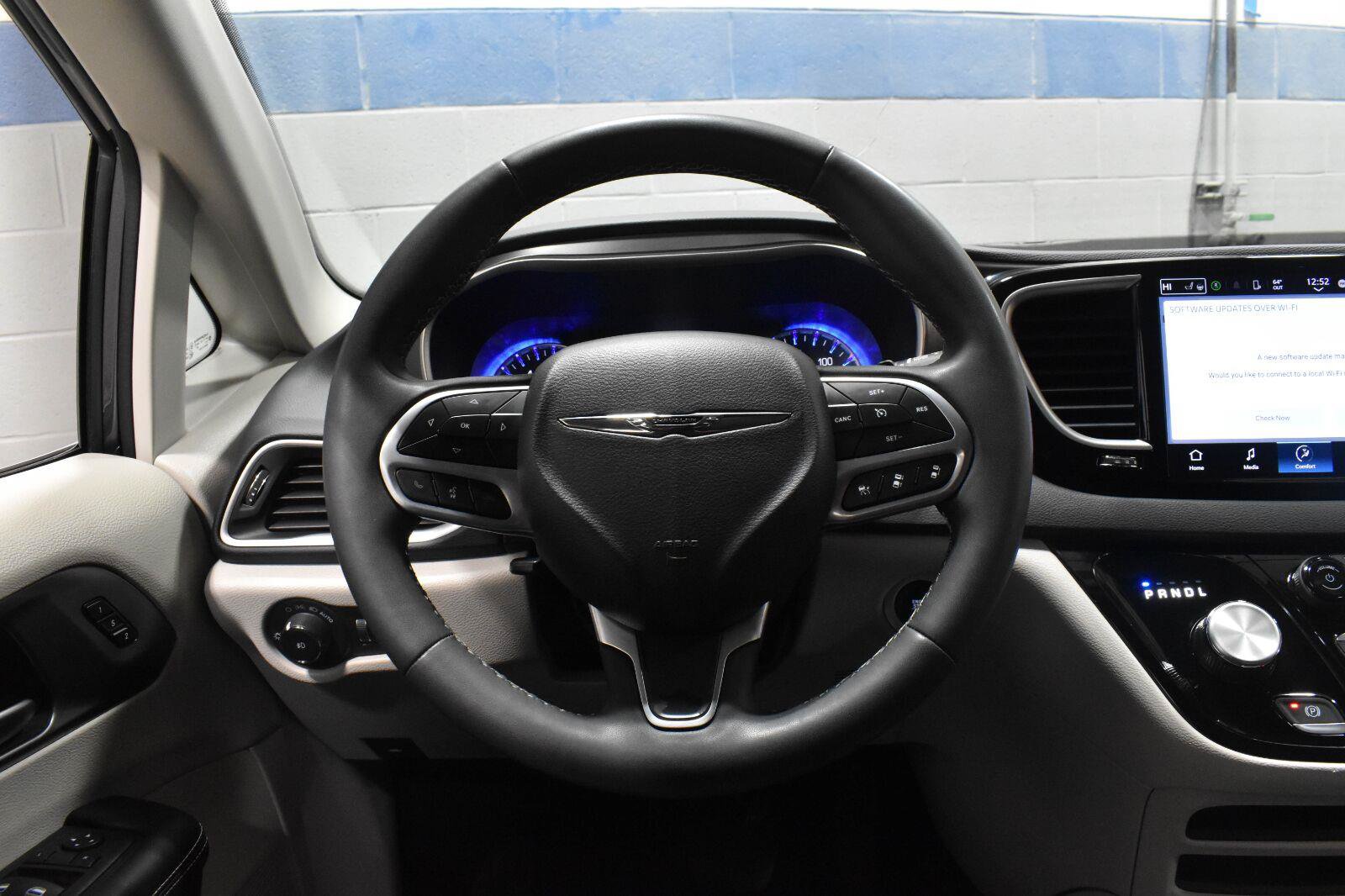 Used 2023 Chrysler Pacifica Touring-L FWD image 7