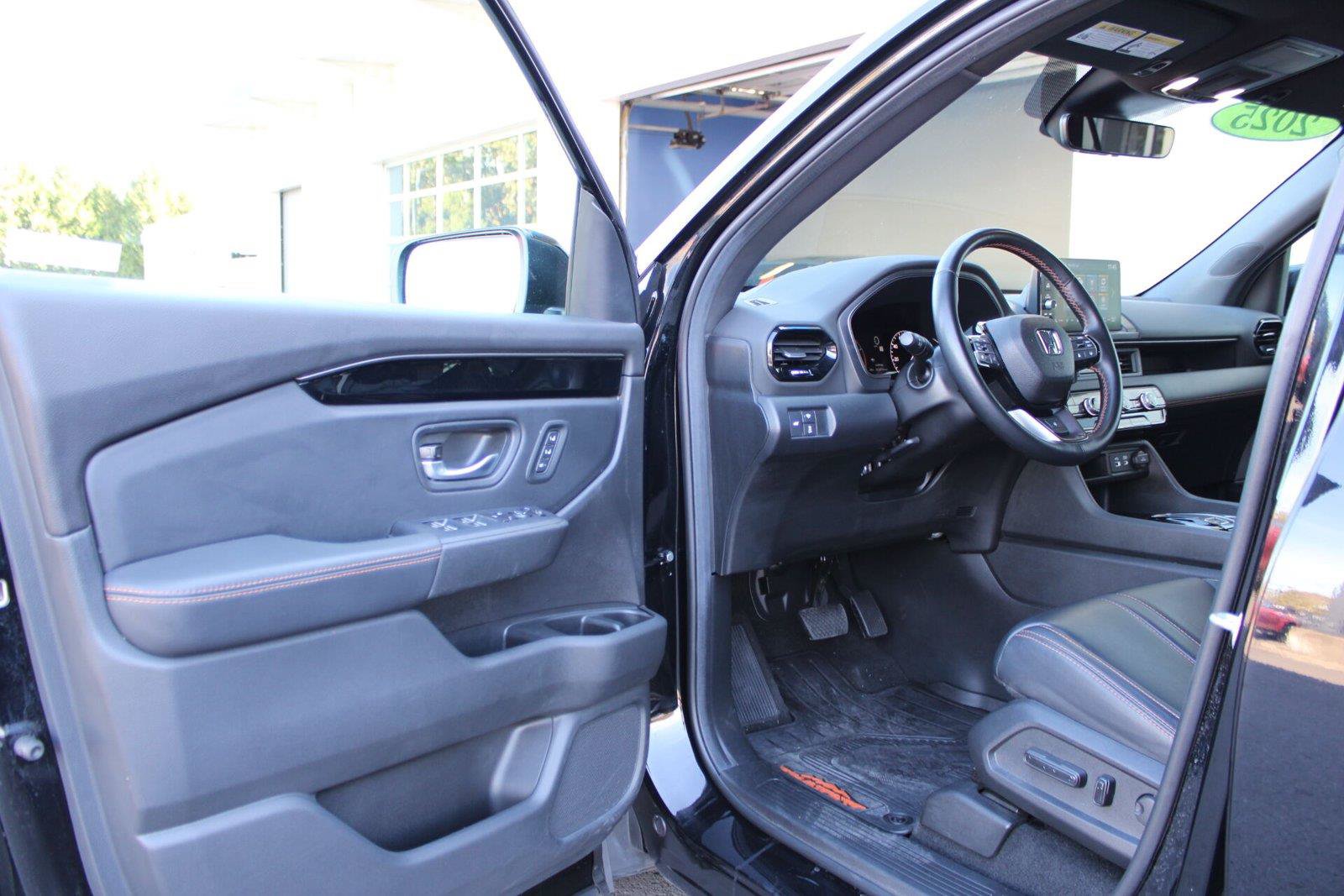 Used 2025 Honda Pilot TrailSport image 28