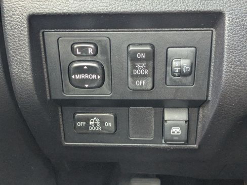 Used 2015 Toyota Tundra SR5 w/ SR5 Upgrade Package AWD/4WD image 22