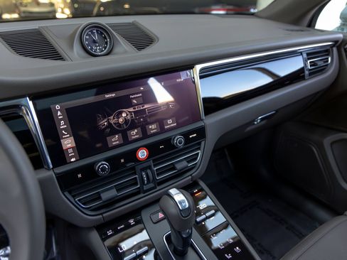 Certified 2026 Porsche Macan AWD/4WD image 37