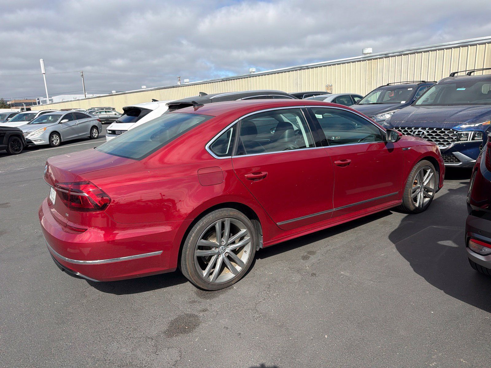 Used 2017 Volkswagen Passat 1.8T R-Line FWD image 3