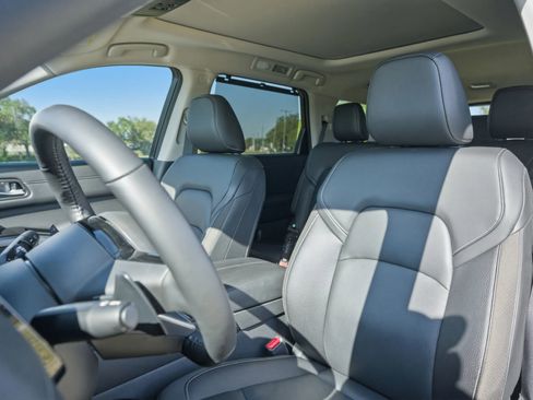 Used 2025 Nissan Pathfinder SL w/ SL Premium Package image 10