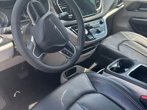 Used 2024 Chrysler Pacifica Touring-L FWD image 12