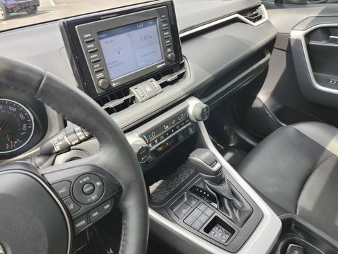 Used 2021 Toyota RAV4 XLE Premium image 32