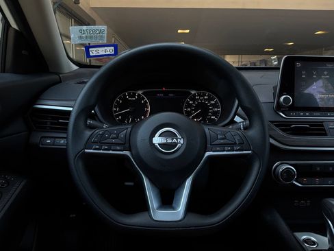 Used 2025 Nissan Altima 2.5 SV FWD image 30