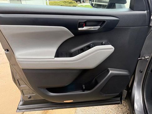 Used 2022 Toyota Highlander XLE image 21