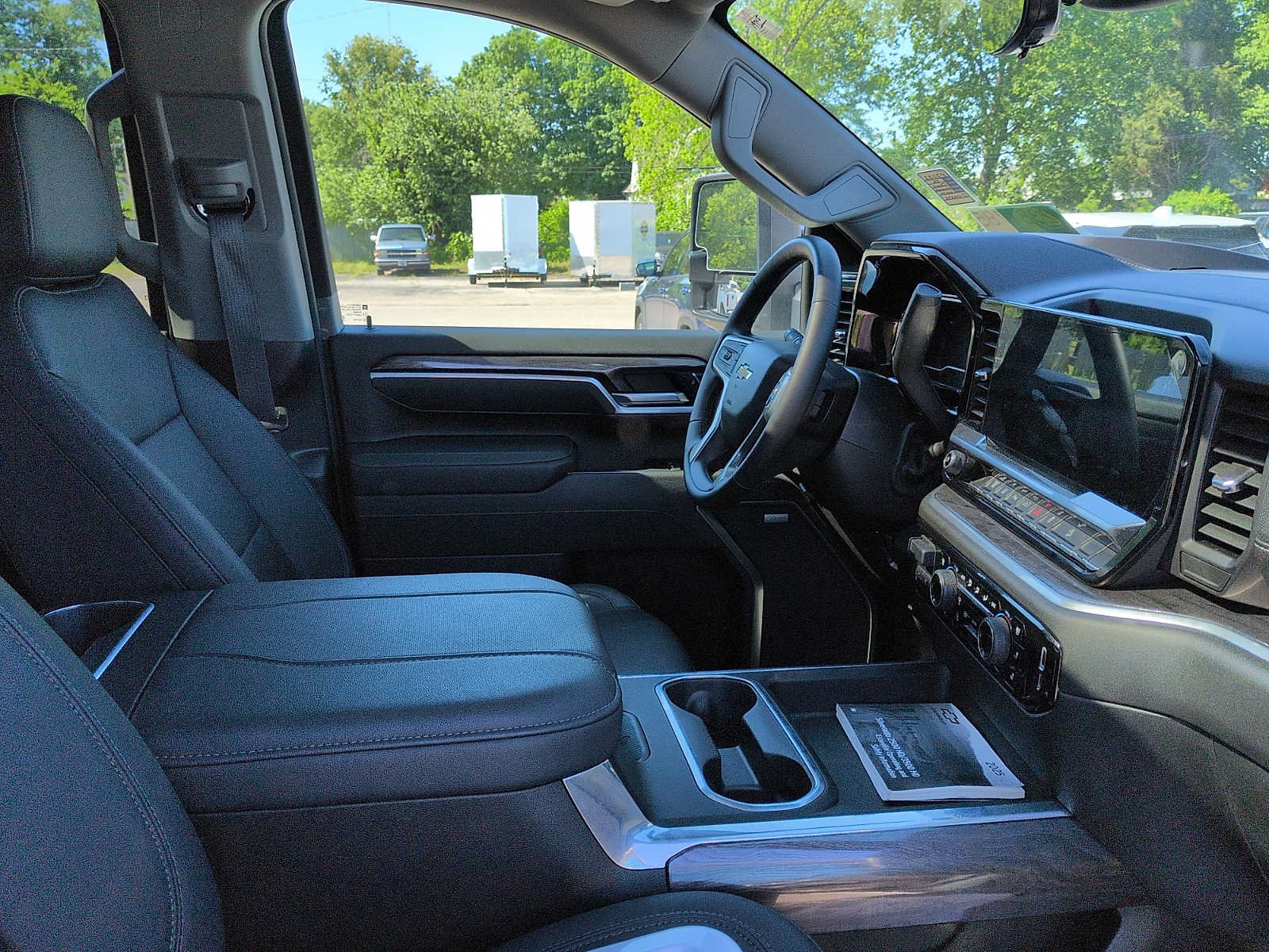 Used 2025 Chevrolet Silverado 2500 LTZ w/ LTZ Premium Package AWD/4WD image 10