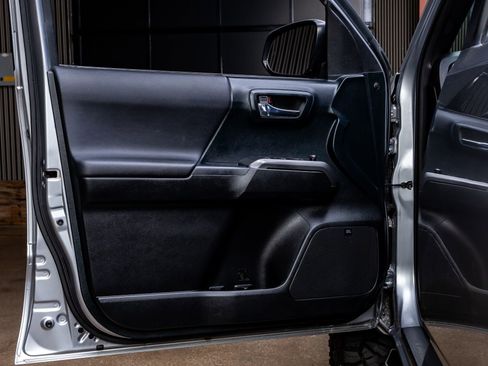 Used 2016 Toyota Tacoma TRD Sport image 35