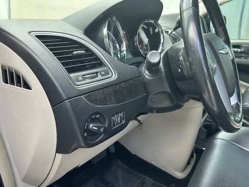 Used 2013 Chrysler Town & Country Touring image 18
