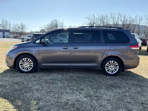 Used 2012 Toyota Sienna Base image 3