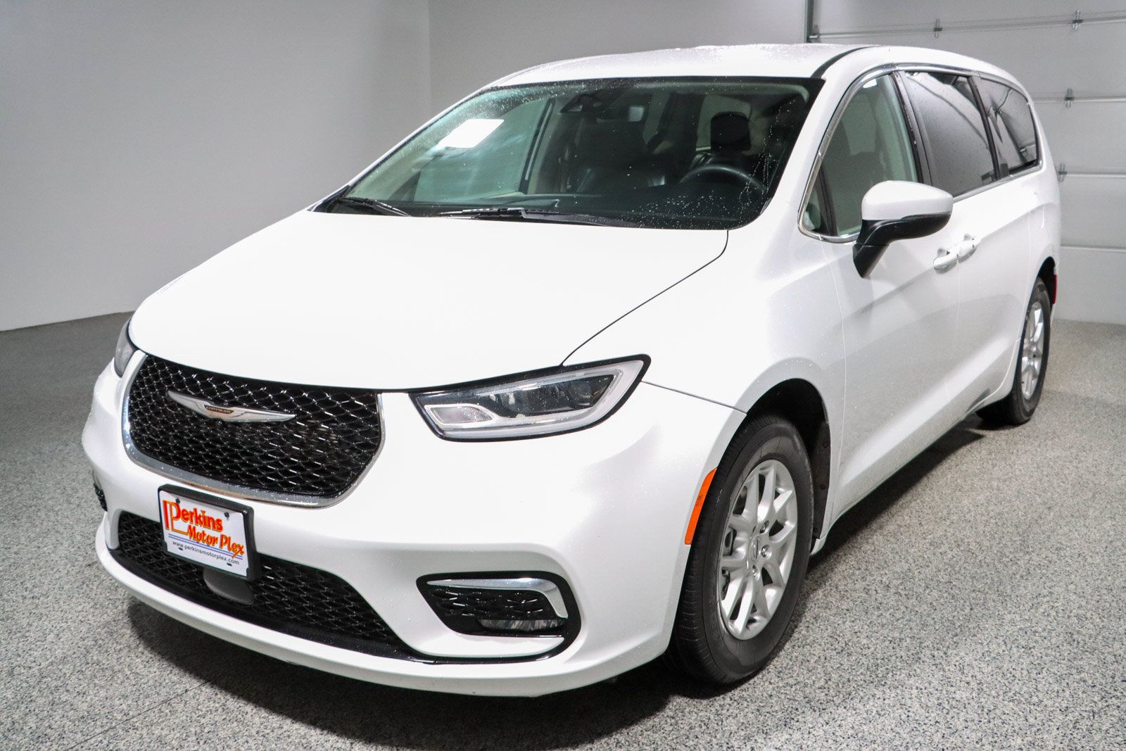 Used 2023 Chrysler Pacifica Touring-L FWD image 32