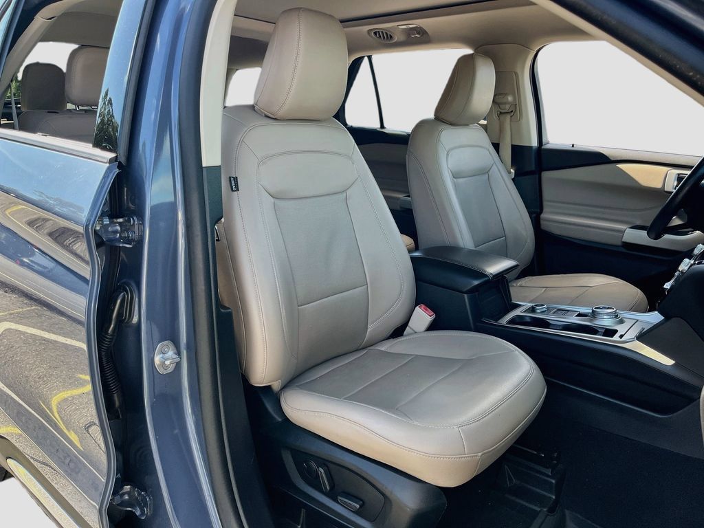 Used 2021 Ford Explorer Limited w/ Equipment Group 301A AWD/4WD image 30