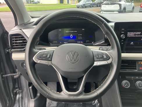 Used 2025 Volkswagen Taos SE FWD image 20