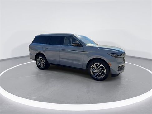 New 2025 Lincoln Navigator Reserve image 9