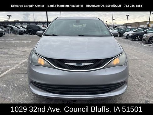 Used 2017 Chrysler Pacifica Touring w/ Tire & Wheel Group image 3