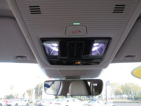 Used 2025 Volkswagen Tiguan SE image 29