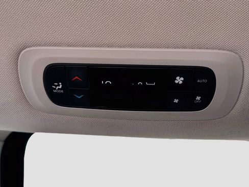 Used 2024 Chrysler Pacifica Limited FWD image 25