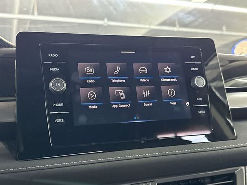 Used 2025 Volkswagen Taos SE AWD/4WD image 18