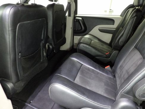 Used 2019 Dodge Grand Caravan SXT FWD image 12