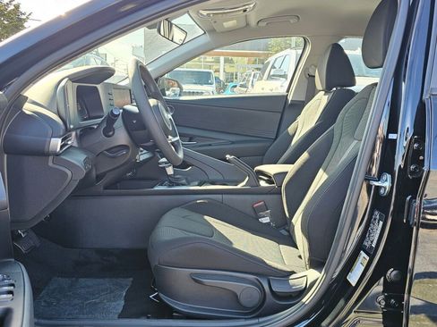 Used 2025 Hyundai Elantra SE image 16
