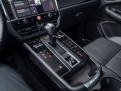 Certified 2026 Porsche Macan image 14