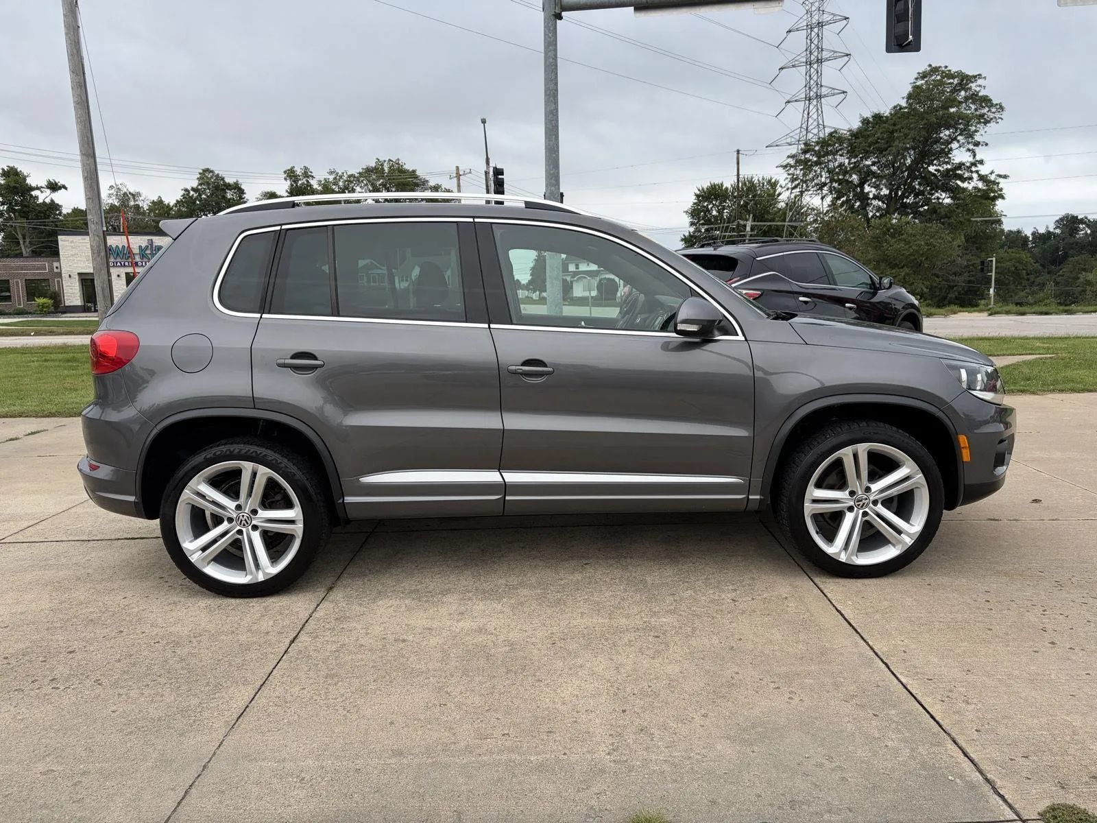 Used 2016 Volkswagen Tiguan R-Line FWD image 4