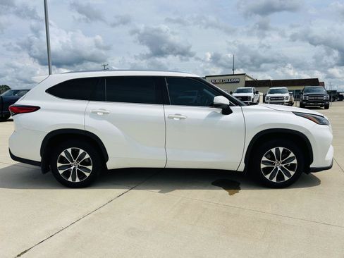 Used 2021 Toyota Highlander XLE FWD image 42