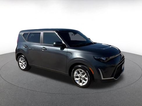 Used 2025 Kia Soul LX w/ LX Technology Package FWD image 2