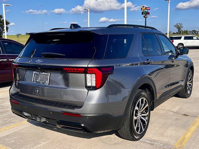 Used 2025 Ford Explorer ST-Line w/ Premium Package RWD image 3