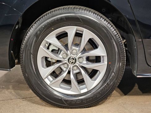 Used 2025 Toyota Sienna LE FWD image 17