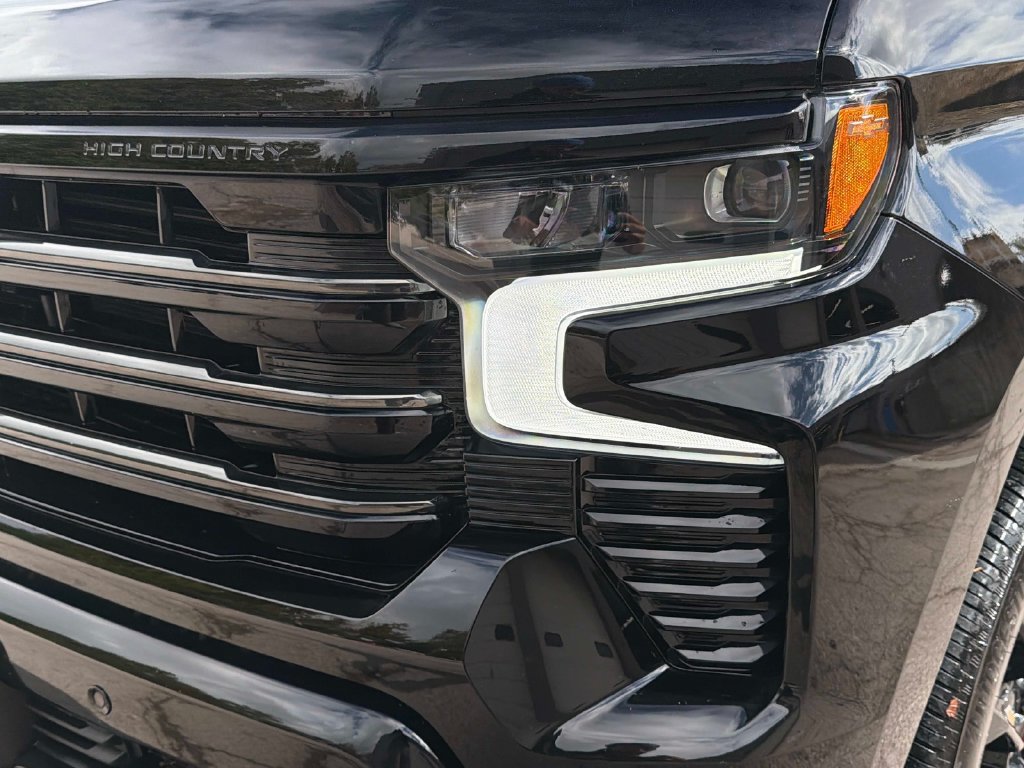 Used 2025 Chevrolet Silverado 1500 High Country w/ High Country Premium Package AWD/4WD image 11