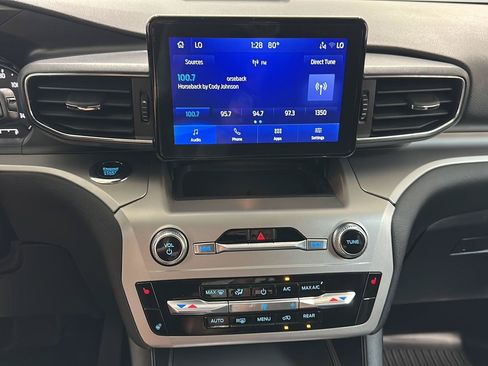 Used 2022 Ford Explorer XLT w/ Equipment Group 202A AWD/4WD image 12