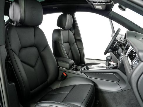 Used 2026 Porsche Macan AWD/4WD image 24