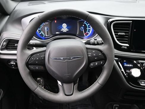 Used 2024 Chrysler Pacifica Limited FWD image 23