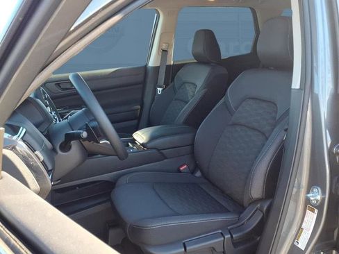 Used 2025 Nissan Pathfinder S image 3