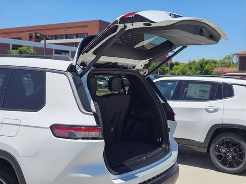 New 2026 Jeep Grand Cherokee L 2WD image 9