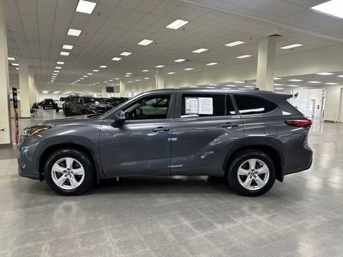Used 2023 Toyota Highlander L FWD image 4