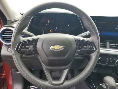 Used 2025 Chevrolet Trax LT FWD image 12