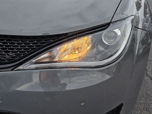 Used 2020 Chrysler Pacifica Touring-L Plus image 12