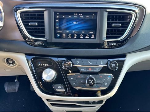 Used 2019 Chrysler Pacifica Touring Plus image 23