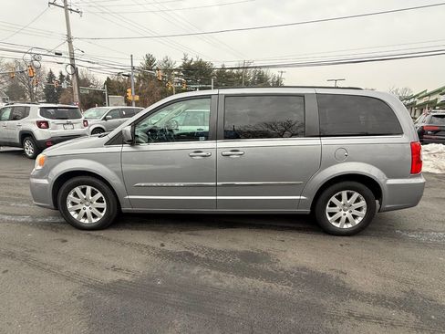 Used 2013 Chrysler Town & Country Touring image 5