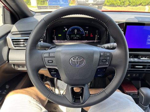 Used 2026 Toyota Camry Hybrid w/ Multimedia Upgrade Package FWD image 18