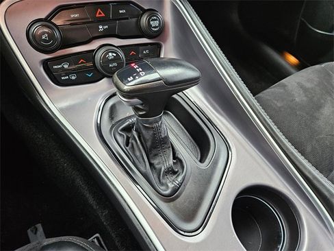 Used 2015 Dodge Challenger SXT image 21