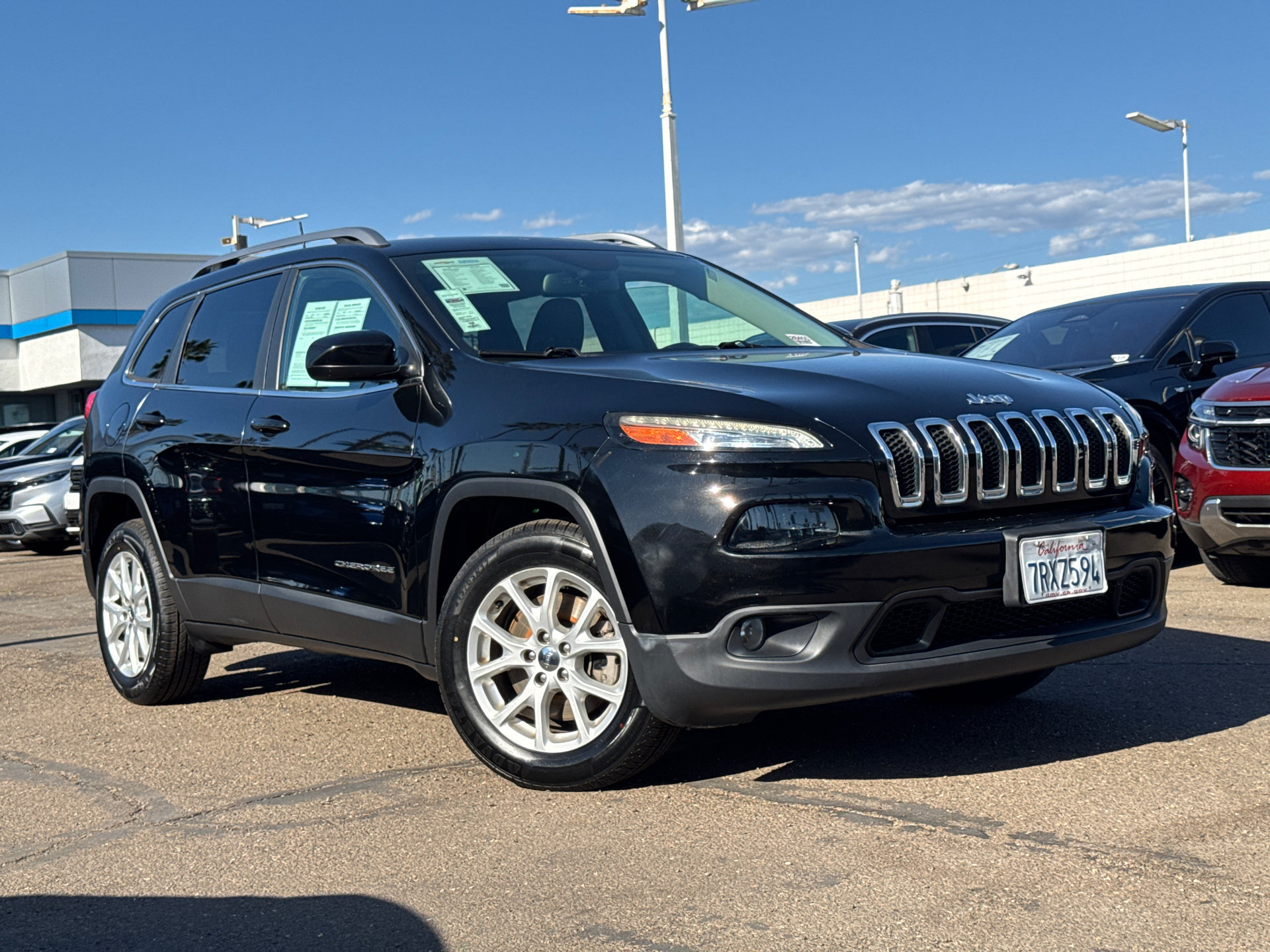 Used 2017 Jeep Cherokee Latitude FWD image 2