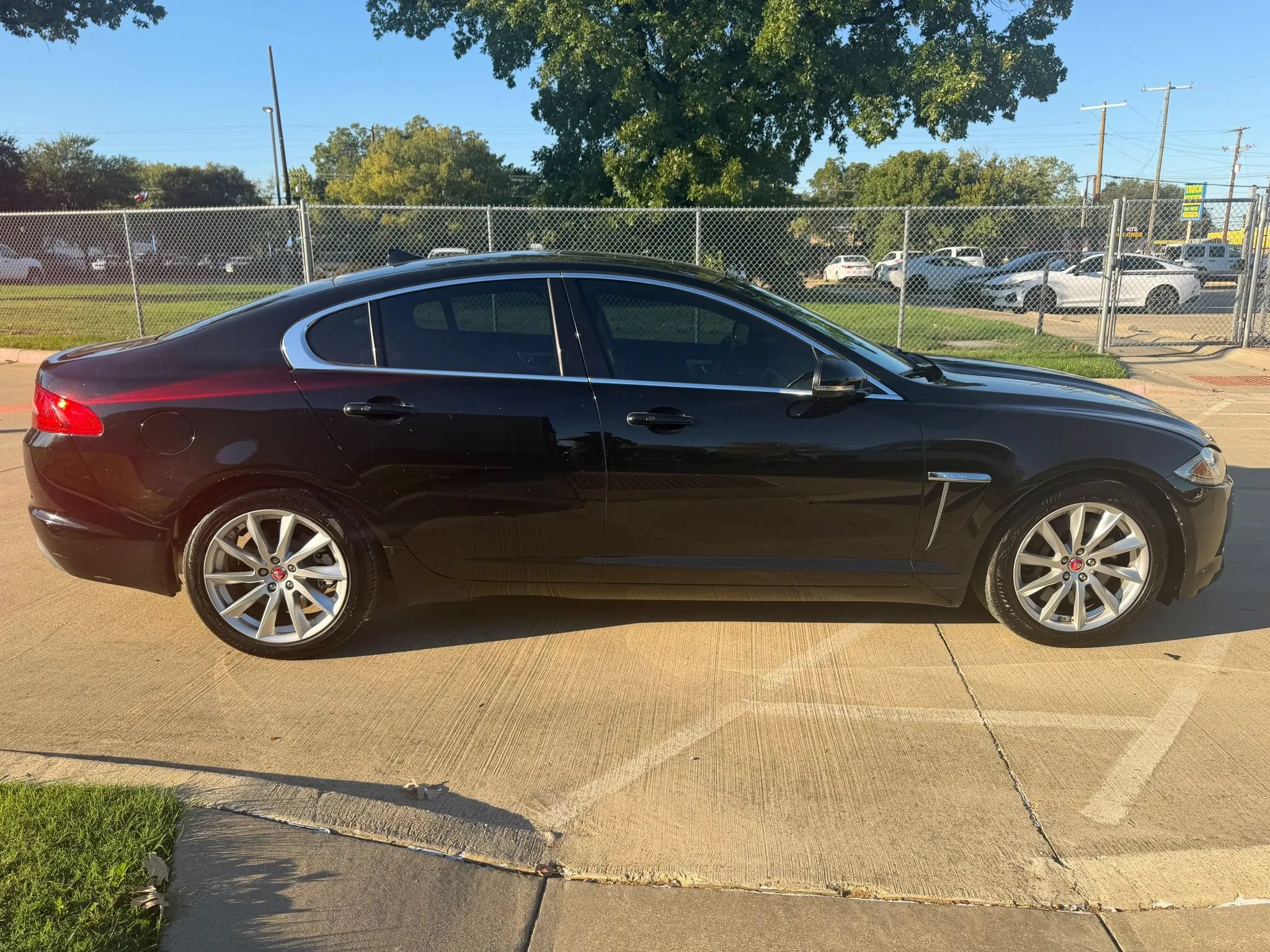 Used 2014 Jaguar XF RWD image 9